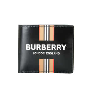 黑色Burberry銀包，帶有標誌性條紋和白色文字，背景為白色。
