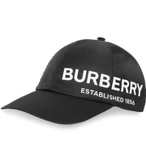 黑色 Burberry 帽子，帶有白色標誌和成立年份文字。 — Galaxy Z Flip 8 壁紙