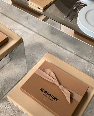 Burberry 禮物盒附絲帶，現代混凝土桌，碟子和餐具