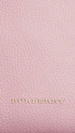 粉紅色皮革上壓印金色的 Burberry 標誌。