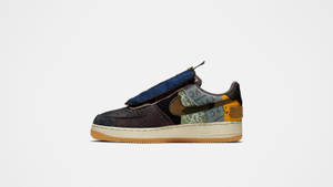 帶有彩色拼布設計和藍色帶子的Nike Air Force 1運動鞋。