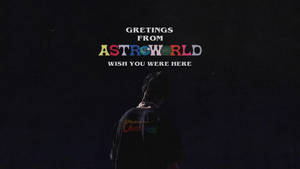 穿著Astroworld T恤的人背向發光演唱會文字。