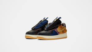 帶有藍色拉鍊和虎紋圖案的Nike Air Force 1運動鞋。