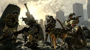 戰術士兵和一隻軍犬在日落時分的戰火摧殘城市中。