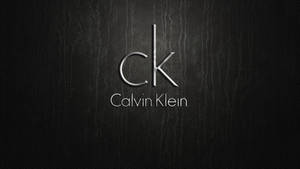 黑色皮革紋理上的Calvin Klein標誌。