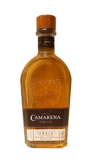 一瓶Camarena Añejo龍舌蘭酒，帶木蓋和琥珀色液體。 — iPhone 8 壁紙