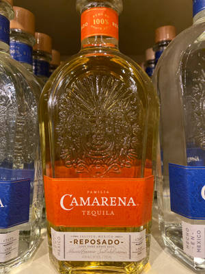 商店貨架上的 Camarena Reposado 龍舌蘭酒瓶。 — 旁遮普國王 壁紙