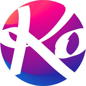 在色彩繽紛的漸變圓圈背景上的粗體白色 XO 標誌。