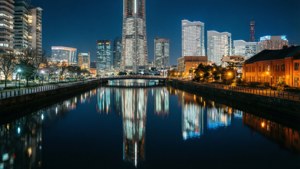 夜景城市景觀，摩天大樓倒映在平靜的水面上，溫暖的路燈