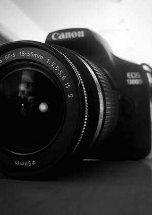 黑白 Canon DSLR 相機和鏡頭的特寫。