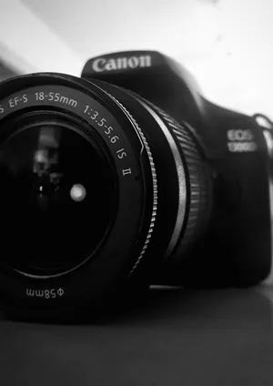 黑白 Canon DSLR 相機和鏡頭的特寫。