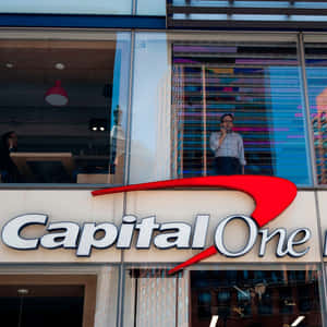 Capital One辦公室窗戶，男子站在裡面反射建築物