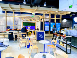 Capital One銀行休息室，配有木椅、大理石桌和數位屏幕。