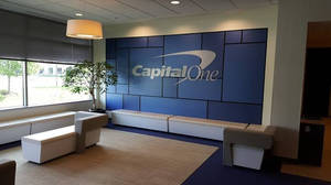 企業大堂，設有白色座椅和顯示 Capital One 標誌的藍色牆壁。