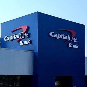 Capital One Bank大樓，藍色外牆配紅色標誌