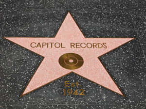 黑色路面上的粉紅色星，紀念1942年成立的Capitol Records。 — 暗色 壁紙