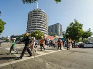 警察引導行人穿過 Capitol Records 大樓附近的城市街道。 — 道路 壁紙
