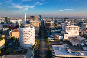 Capitol Records 大樓和洛杉磯市中心日落時分的天際線。 — 道路 壁紙