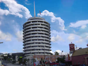 在晴朗天空、雲朵和城市環境下的 Capitol Records 大樓。 — 雲朵 壁紙