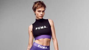 穿著Puma運動服的女性在攝影棚擺姿勢