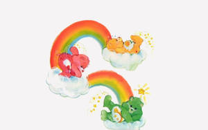 三隻Care Bears在彩虹下的雲朵上，有星星和太陽