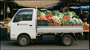 白色鈴木貨車在戶外市場攤位裝滿新鮮蔬菜。