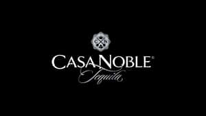 黑色背景上的白色Casa Noble Tequila標誌 — 黑白美學 壁紙