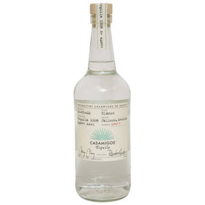 一個透明玻璃瓶的Casamigos Blanco龍舌蘭酒，配有木蓋和標誌性標籤。