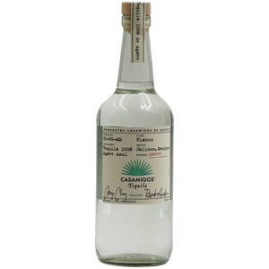 透明玻璃瓶龍舌蘭酒，配有木塞和品牌標籤。