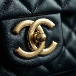 黑色菱格紋皮革 Chanel 手提包，配有金色 CC 標誌扣環。 — Chanel 壁紙
