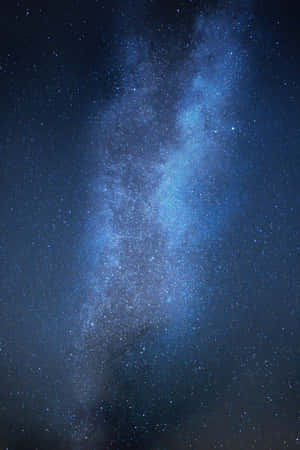 鮮豔的藍色銀河橫跨滿天星斗的夜空。