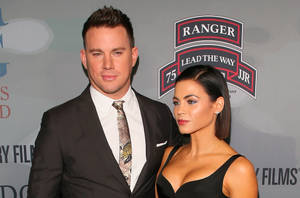 Channing Tatum 和 Jenna Dewan 在一個正式活動中穿著優雅的服裝。 — 可愛情侶 GIF 壁紙