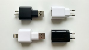 白色背景上的四個黑白手機充電器