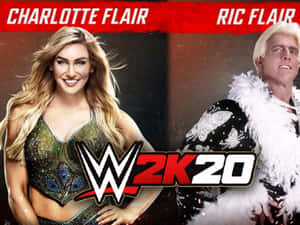 WWE 2K20 封面藝術， Charlotte Flair 和 Ric Flair 自信地擺姿勢。