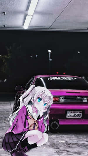 穿著紫色校服的動漫少女在昏暗車庫中蹲在粉紅色改裝車旁邊。