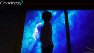 夜晚透過窗戶看著發光藍色星系的剪影動漫女孩。