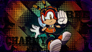 Charmy Bee 在半空中伸展雙臂，背景是色彩繽紛的圖案。 — 小火龍 壁紙
