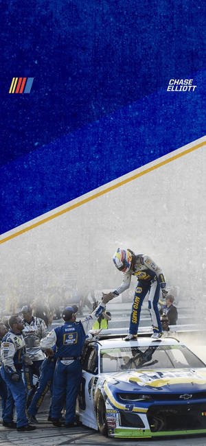 Chase Elliott 喺佢嘅賽車頂上慶祝，車隊成員歡呼。