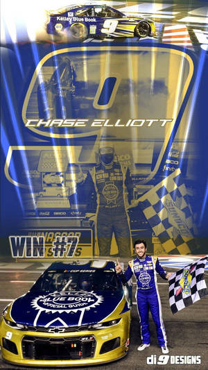 Chase Elliott 在贏得 NASCAR Cup Series 後，手持方格旗站在他的賽車旁。