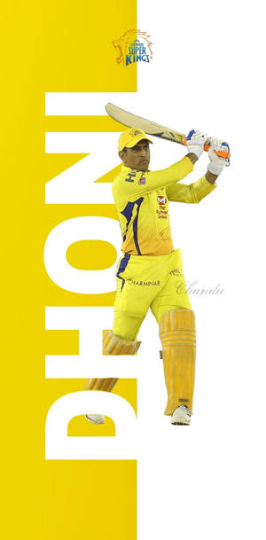 板球運動員 MS Dhoni 身穿黃色球衣揮棒，帶有球隊標誌和名字文字。