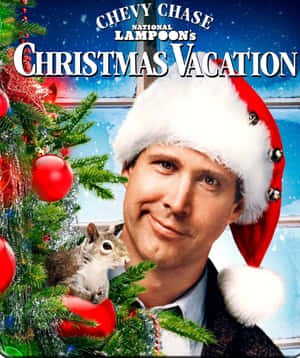Chevy Chase 戴聖誕帽在裝飾聖誕樹旁與松鼠。 — 美麗聖誕 壁紙
