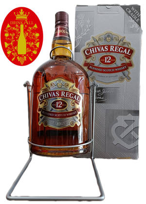 芝華士威士忌瓶放在金屬支架上，附有品牌盒子和紅色DrinkAll標誌。