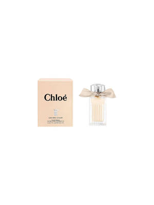 Chloe香水瓶和盒子，帶金色蝴蝶結，白色背景。