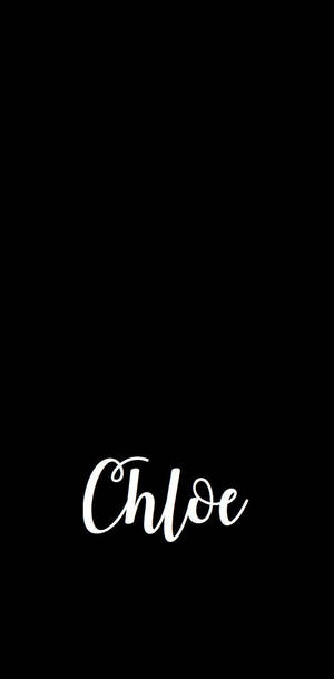 黑色背景上顯示白色草書文字Chloe。