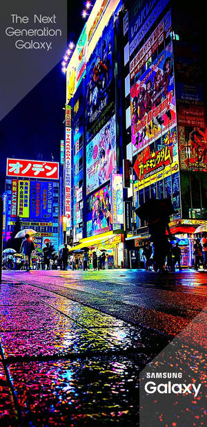 雨濕的東京街道在夜晚閃爍著霓虹燈牌的光芒。