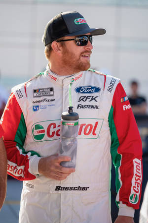 NASCAR車手持水樽，戴太陽眼鏡和賽車服。