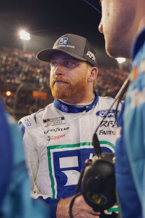 NASCAR車手留紅鬍鬚穿賽車服參加夜間賽事