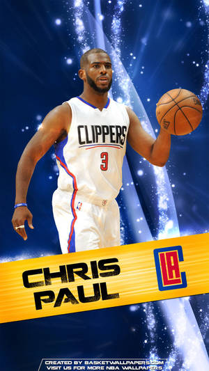 Chris Paul 身穿快艇隊制服，在宇宙背景和黃色橫幅下手持籃球。