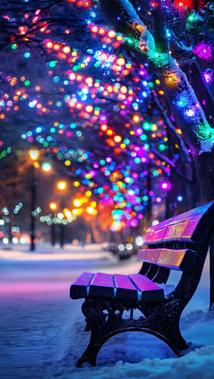 夜晚的冬季公園中，一張灑滿雪的長椅在閃爍的節日燈光下。