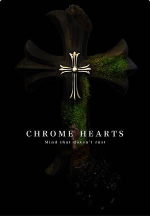 Chrome Hearts 標誌十字架，帶有苔蘚和標語，黑色背景。